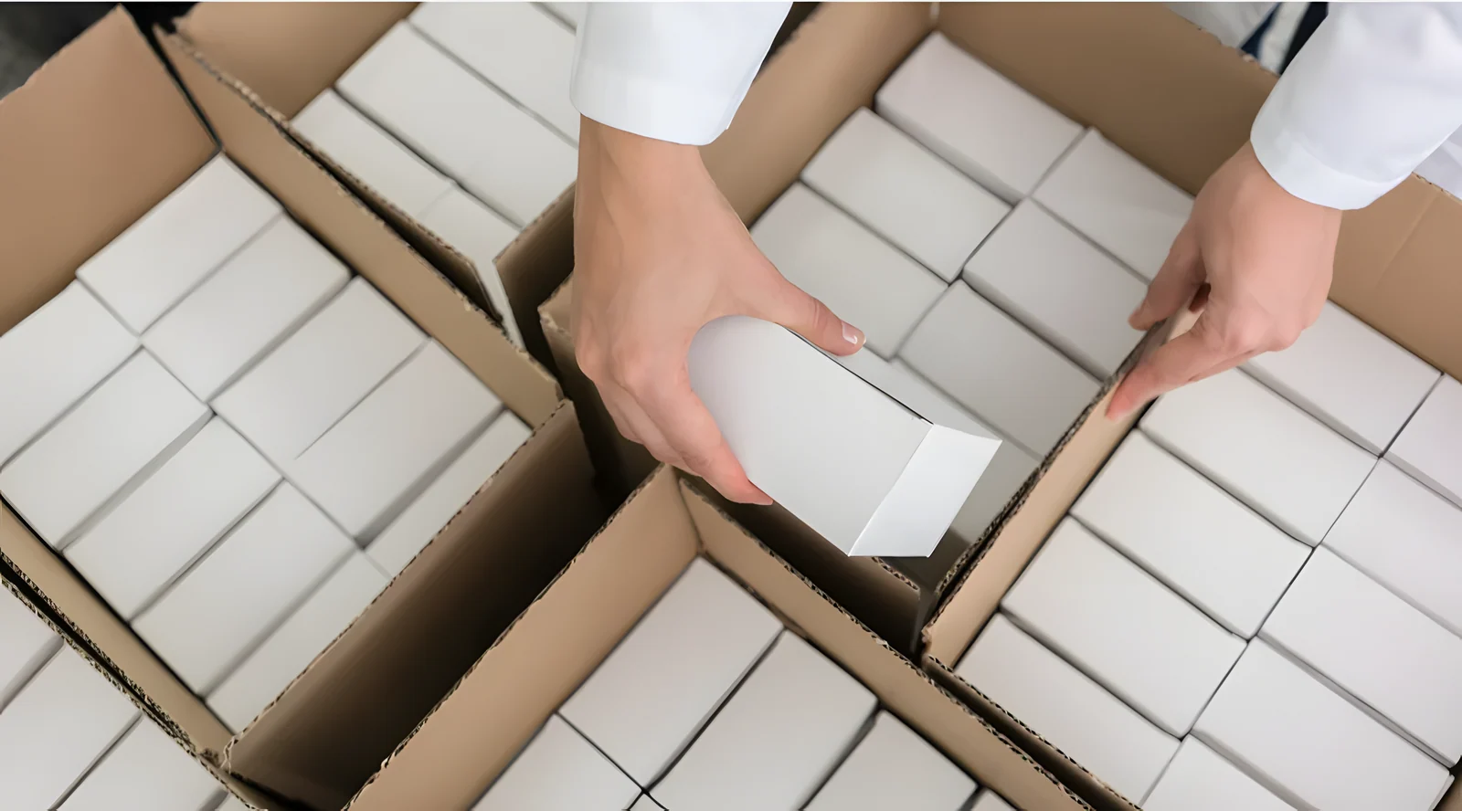 Qualitätskontrolle während der Fertigung individueller Verpackungen